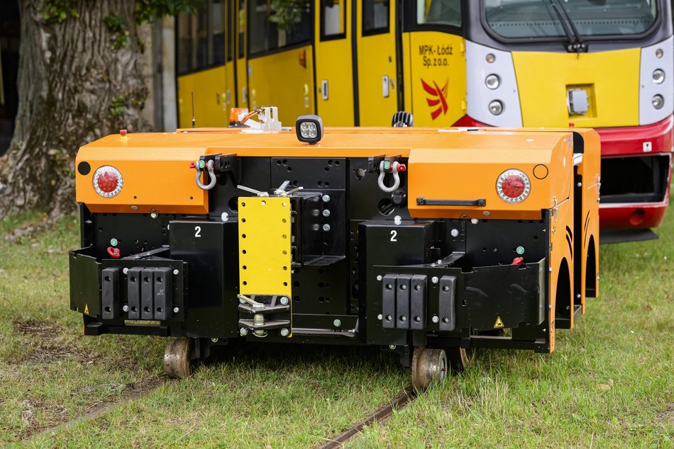 MPK Łódź ma nowy pojazd do zadań specjalnych! To ciągnik do przestawiania tramwajów