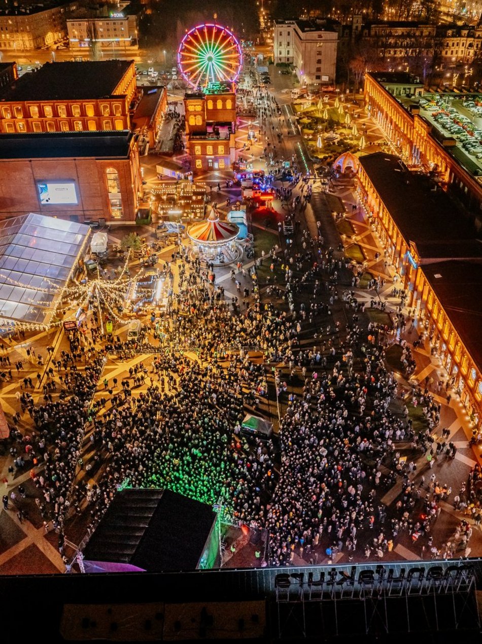 Łódź. Światełko do Nieba zakończyło WOŚP 2025 w Łodzi. Tłumy łodzian i niepowtarzalny klimat