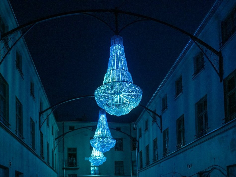 Żyrandole w podwórku przy ul. Piotrkowskiej 118