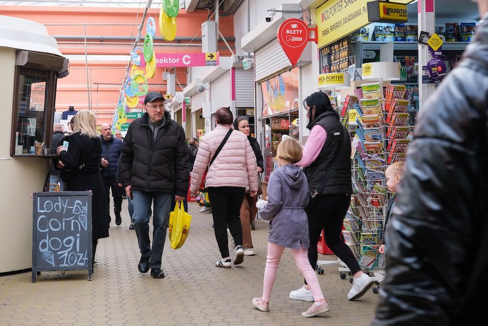 Łódź. Przedświąteczne zakupy na Rynku Bałuckim