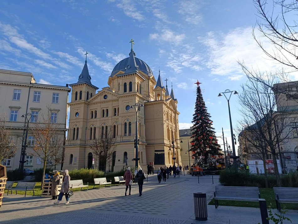 Łódź. Choinka na Piotrkowskiej prawie gotowa