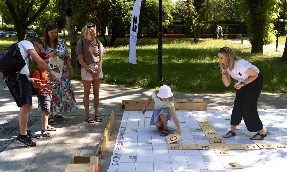 Łódź. Biblioteka w plenerze. Wyjątkowy cykl rozpoczęty w parku Staromiejskim w Łodzi