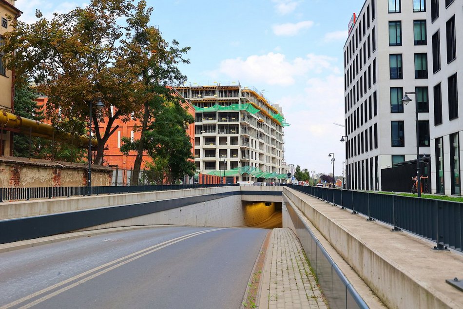 Łódź. Z podziemnej ulicy Hasa wprost na nowe parkingi. Rośnie inwestycja w Nowym Centrum Łodzi