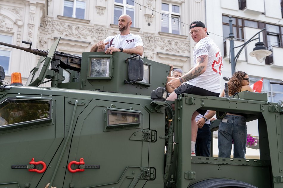 Parada na Piotrkowskiej przed meczem Marcina Gortata z NATO