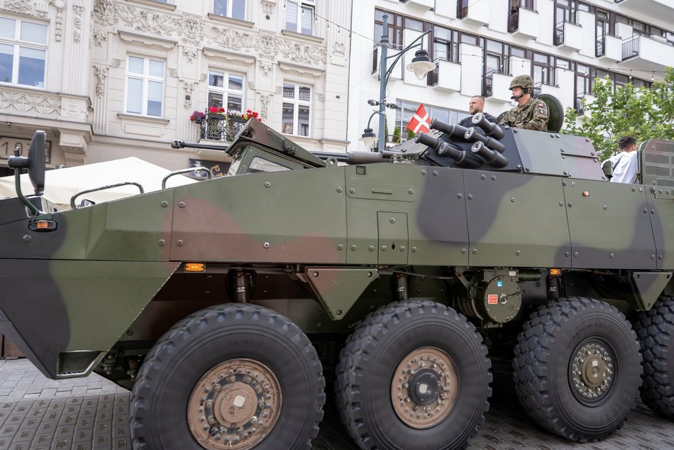 Parada na Piotrkowskiej przed meczem Marcina Gortata z NATO