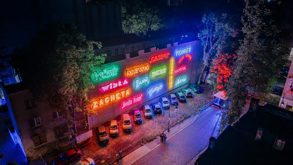 Łódź. Neony kultowych kin w Łodzi odpalone! Łódzka Galeria Neonów wygląda olśniewająco!