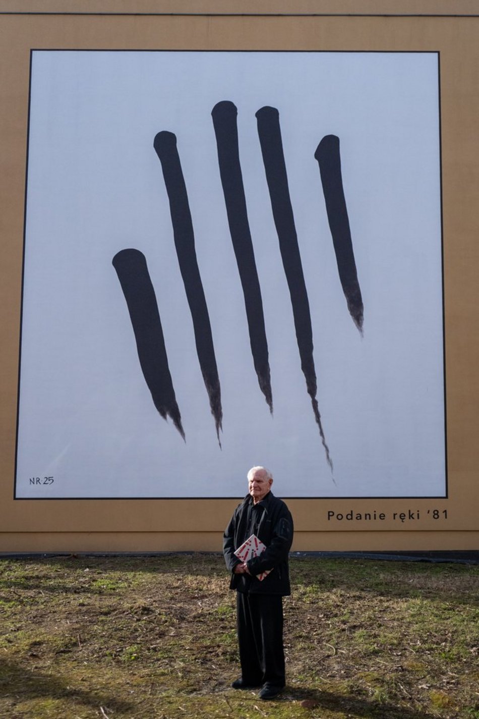 Nowy mural na kamienicy przy Włókienniczej w Łodzi. To dzieło Józefa Robakowskiego