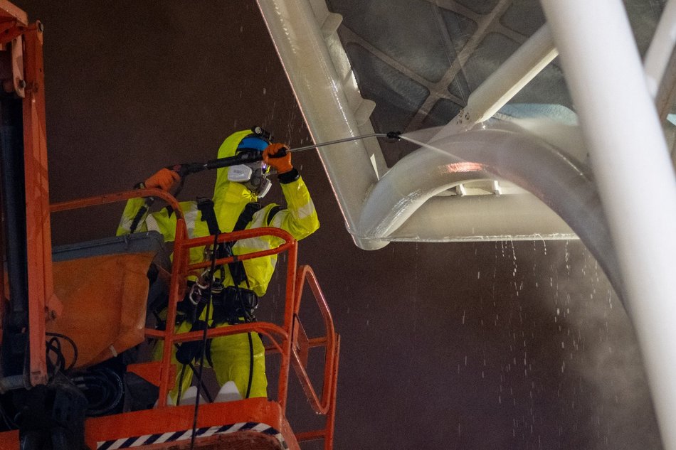 Wielkie sprzątanie Stajni Jednorożców. Przystanek umyty po sam dach!