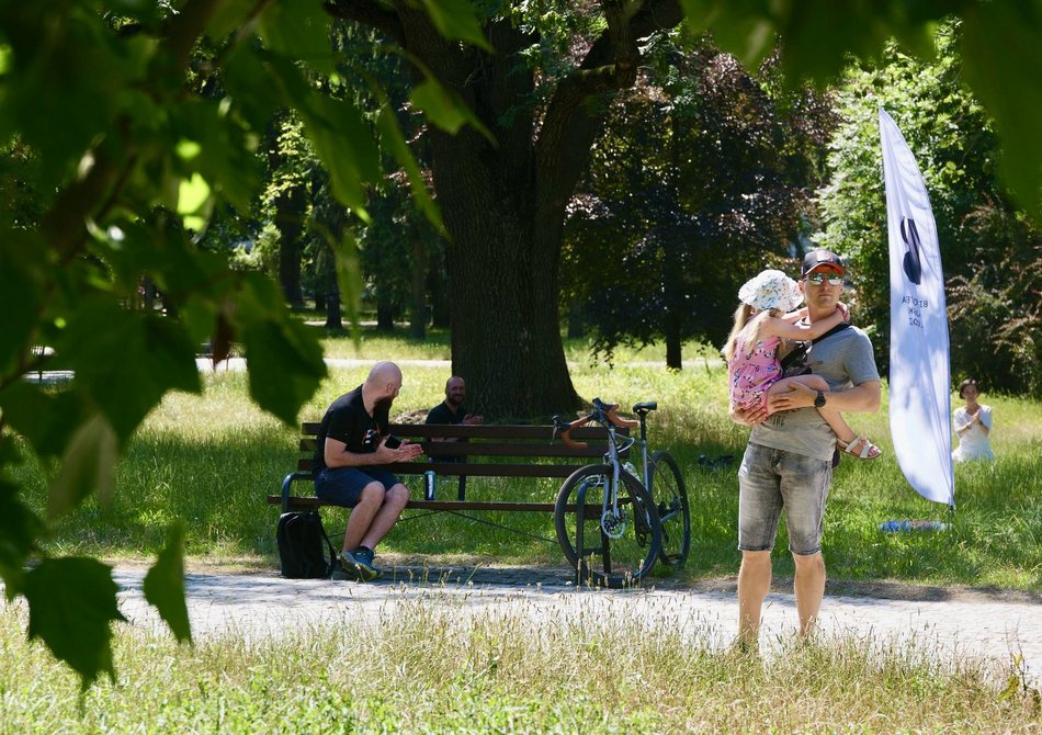 Łódź. Park Staromiejski w letnim wydaniu. Rowerzyści, dzieci i spacerowicze z pieskami