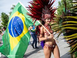 Feria barw przy Piotrkowskiej. Kolorowy pochód rozpoczął 15. edycję Folkowych Inspiracji