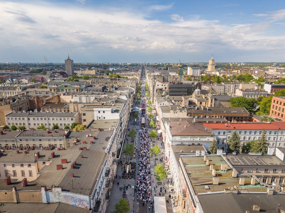 Łódź. Juwenalia 2025 w Łodzi. Kolorowy pochód studentów przeszedł Piotrkowską!