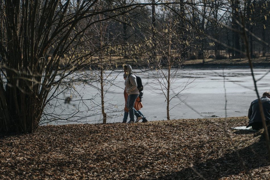 Łódź. Dobra pogoda w Łodzi sprzyja spacerowaniu! Tłumy w Parku na Zdrowiu w Łodzi