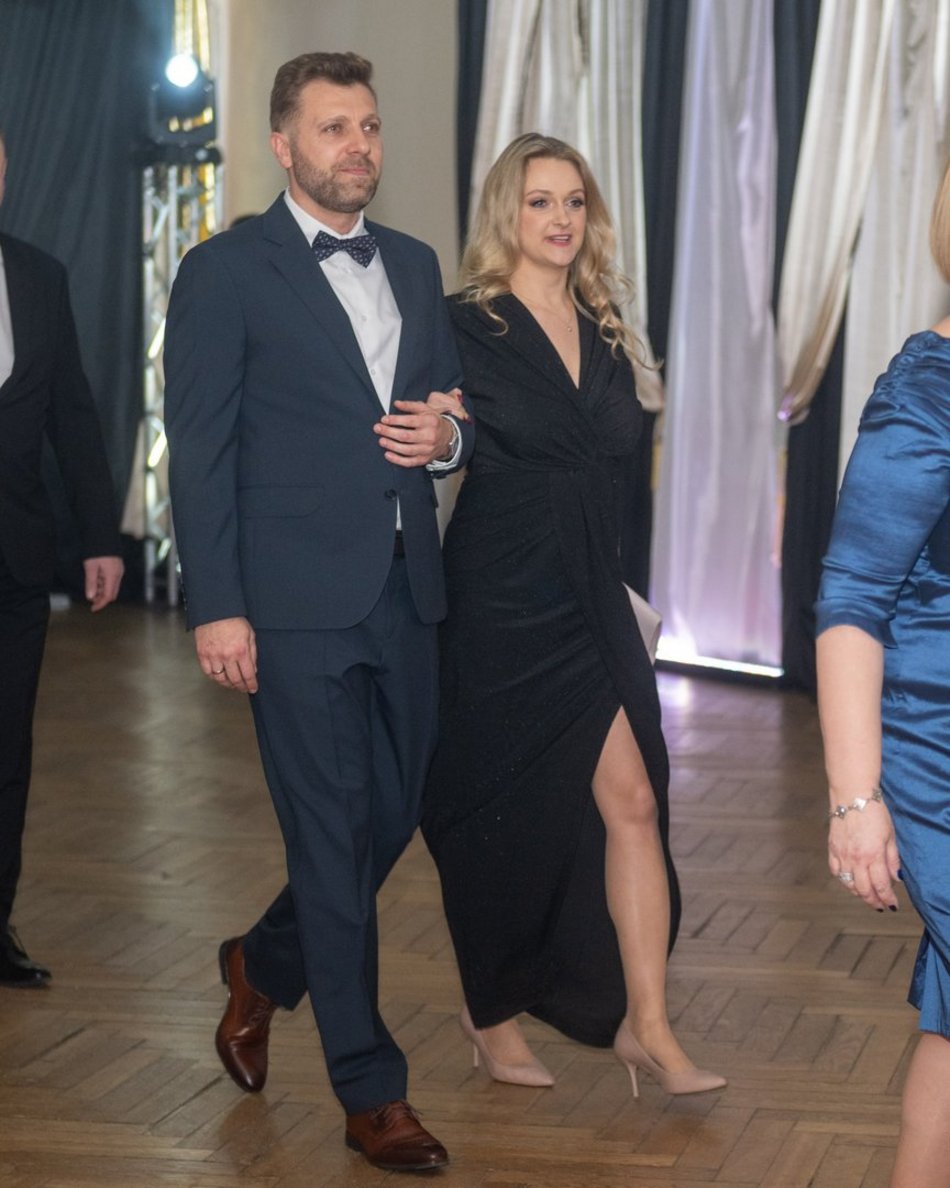 Łódź. Studniówka XXVI LO w Łodzi. Ależ oni zatańczyli... i jak pięknie wyglądali!