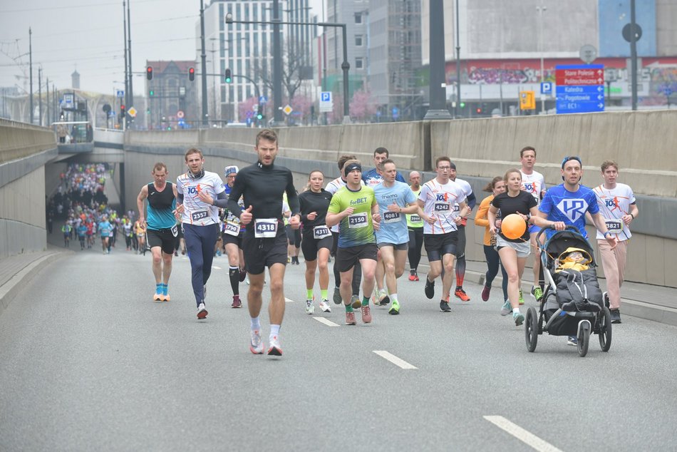 DOZ Maraton 2023. Brałeś udział w biegu? Znajdź się na zdjęciach!