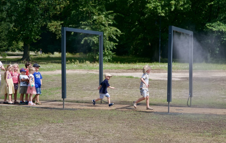 Wodne kurtyny i nowe huśtawki na największym placu zabaw w Łodzi
