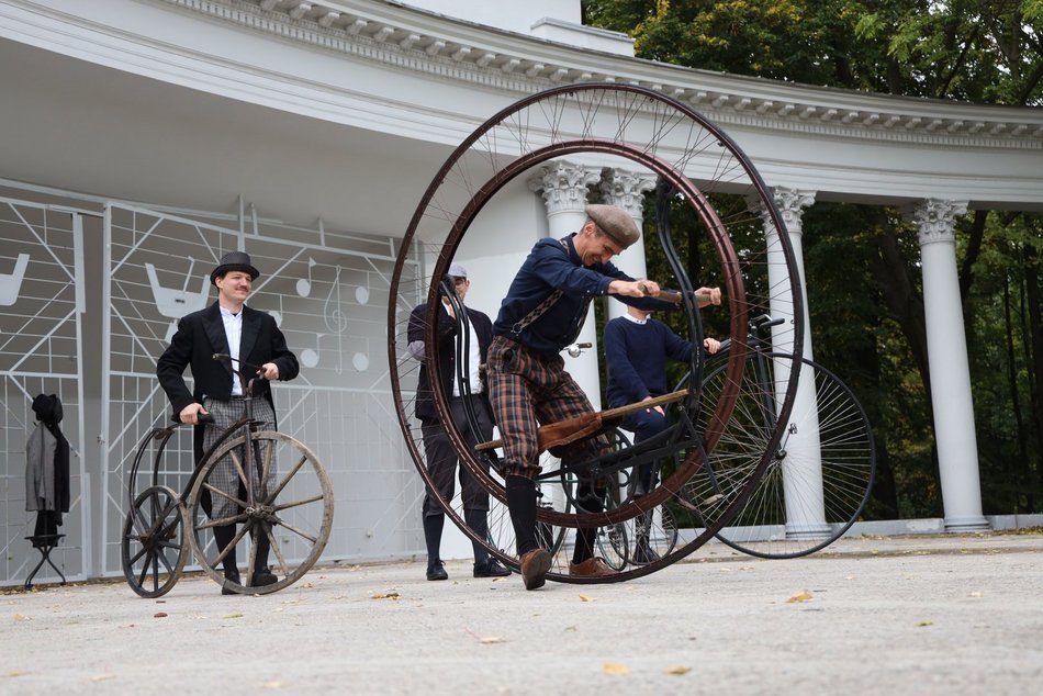 Pokaz rowerowy w parku Julianowskim