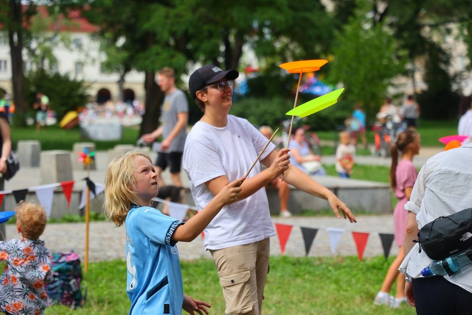 Cyrkowe warsztaty w parku Staromiejskim na 602. Urodzin Łodzi. Szczudła, sztuczki i hula hop!