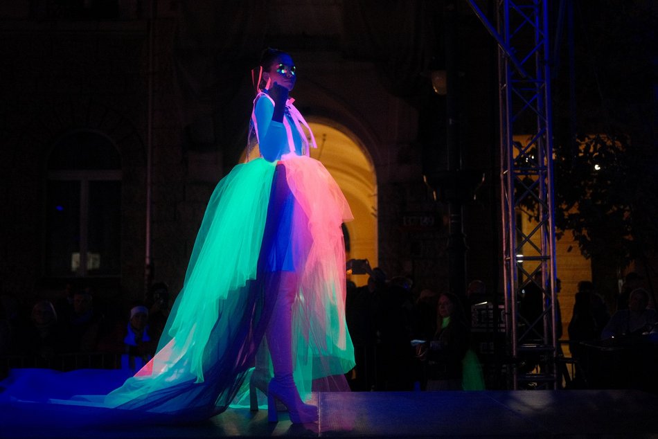 Pokaz mody święcący w ciemności. Fluorescencyjne stroje na Light Move Festival 2025 Łódź