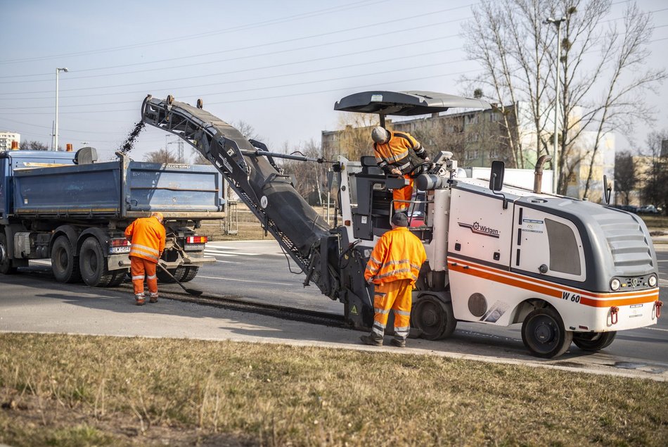 naprawianie ubytków w ulicy