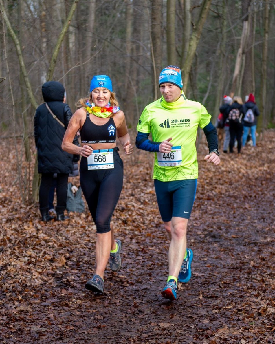 biegacze w lesie