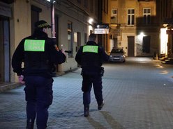 strażnicy miejscy nocą