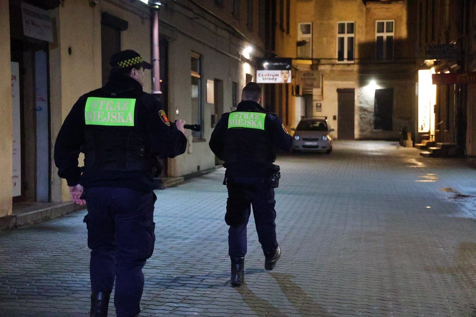 strażnicy miejscy nocą