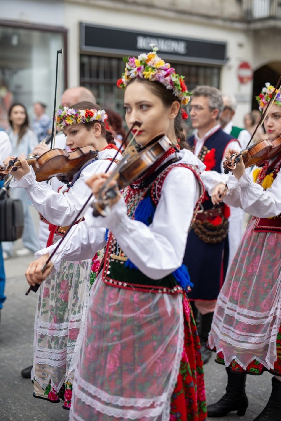 ludzie w strojach folkowych na ulicy