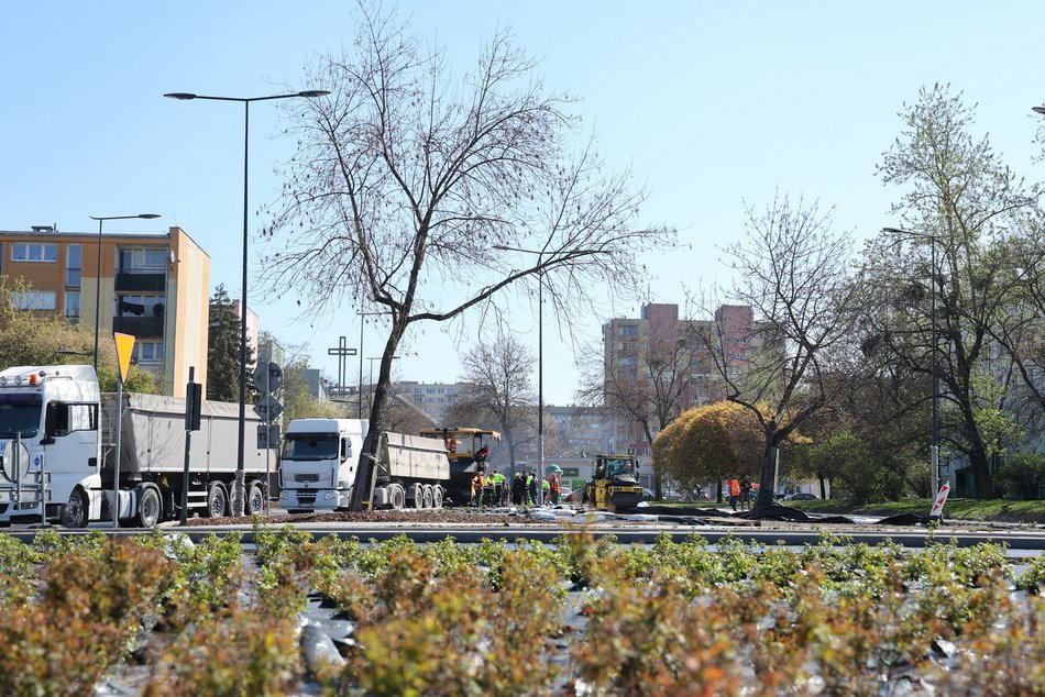 Łódź. Leją asfalt na Rondzie Broniewskiego w Łodzi! Remont Śmigłego-Rydza i Niższej zbliża się do końca!