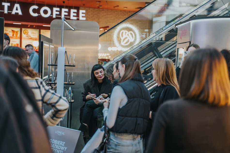 Łódź. Rekord malowania ust w Manufakturze w Łodzi pobity! Byłaś? Znajdź się na zdjęciach!