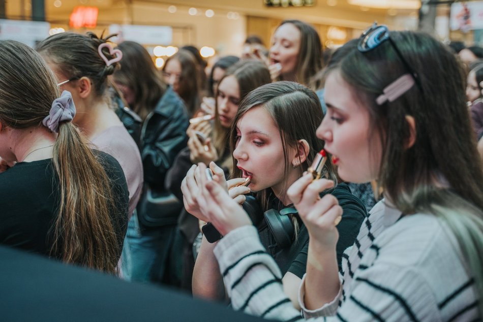 Łódź. Rekord malowania ust w Manufakturze w Łodzi pobity! Byłaś? Znajdź się na zdjęciach!