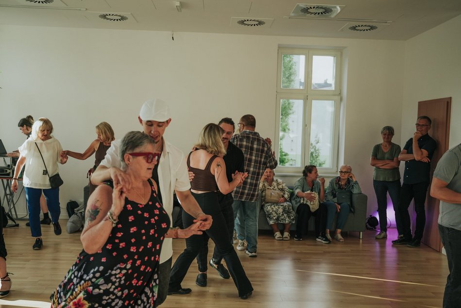 Łódź. Niedzielna potańcówka przy Piotrkowskiej. Pełno tańca, muzyki i dobrej energii!