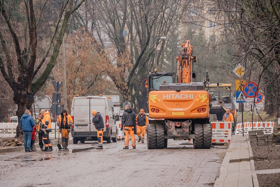 Łódź. Remont Złotniczej w Łodzi. Część chodnika już gotowa, lada dzień nowa jezdnia
