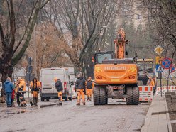 Łódź. Remont Złotniczej w Łodzi. Część chodnika już gotowa, lada dzień nowa jezdnia