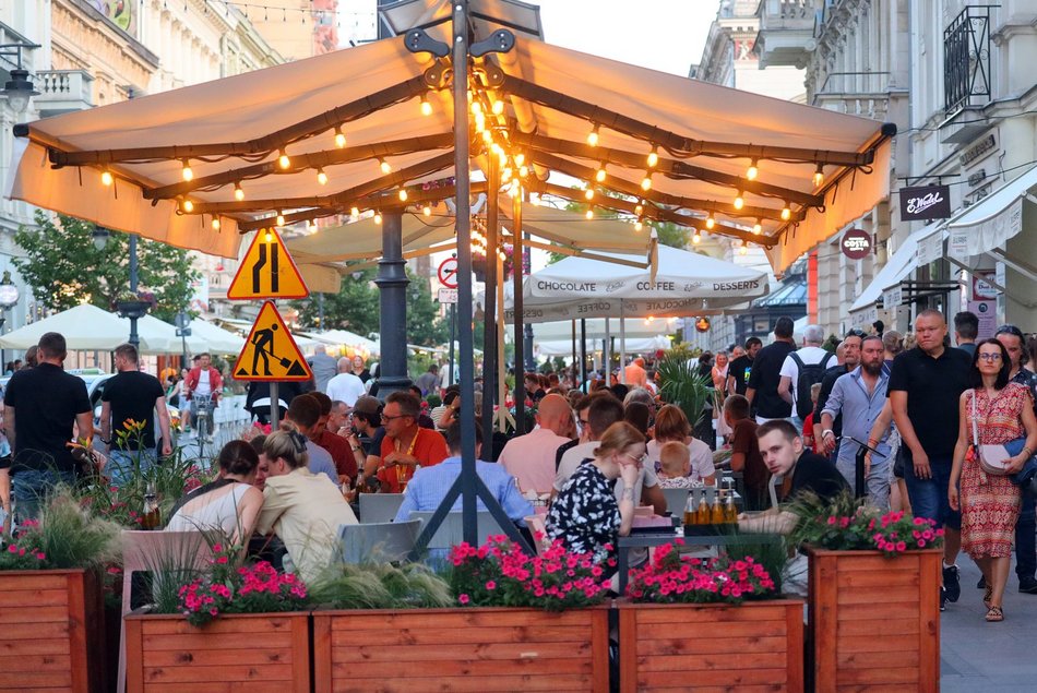 Tłumy na ulicy Piotrkowskiej w Łodzi