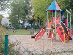 Plac zabaw przy Mokrej w Łodzi doczeka się remontu! Powstaną bujaki, domek, huśtawki i tor przeszkód