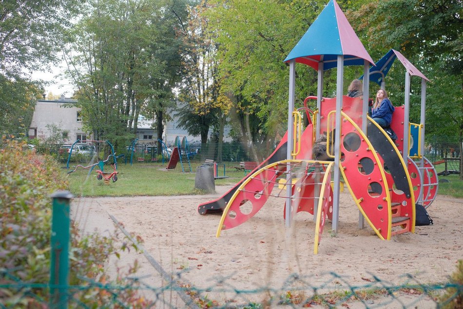 Plac zabaw przy Mokrej w Łodzi doczeka się remontu! Powstaną bujaki, domek, huśtawki i tor przeszkód