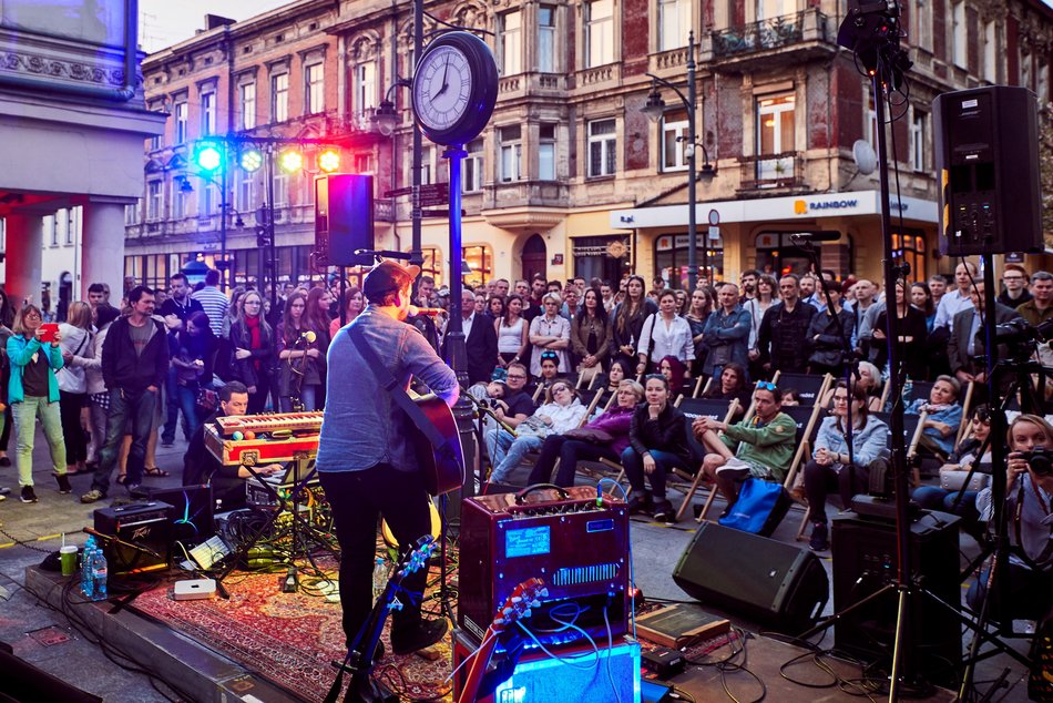 Songwriter Festival Łódź - muzycy i tłum na 6 Sierpnia