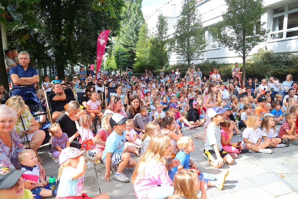 Łódź. Baśniowa Piotrkowska w Łodzi. Teatr Barnaby zachwycił najmłodszych widzów