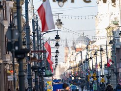Łódź. Biało-czerwono na Piotrkowskiej. Flagi z okazji Święta Niepodległości