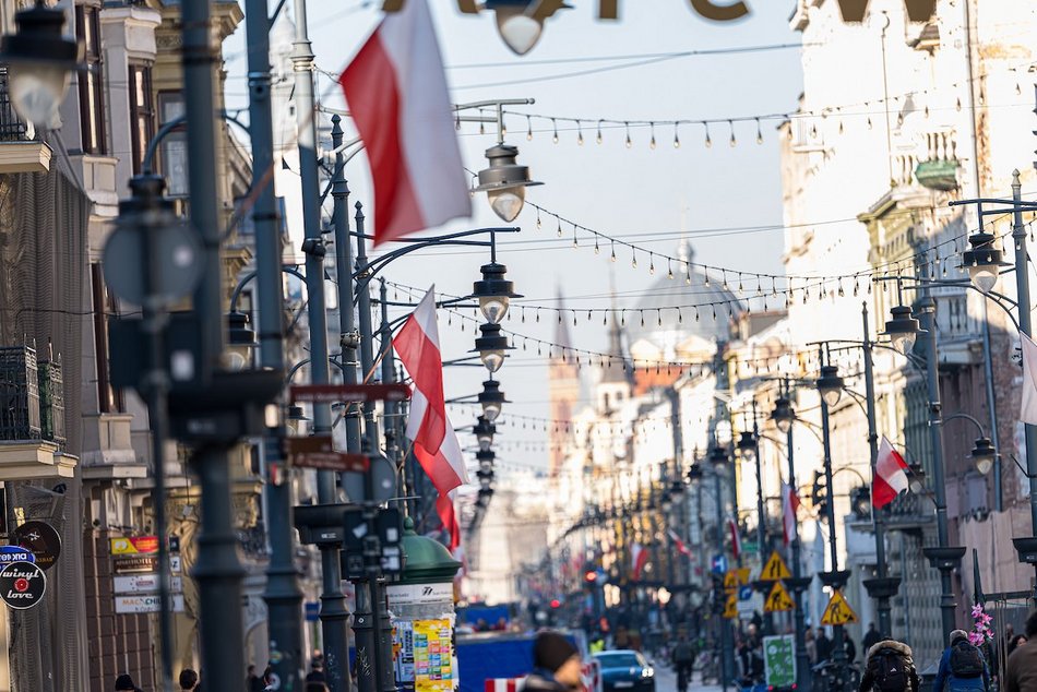 Łódź. Biało-czerwono na Piotrkowskiej. Flagi z okazji Święta Niepodległości