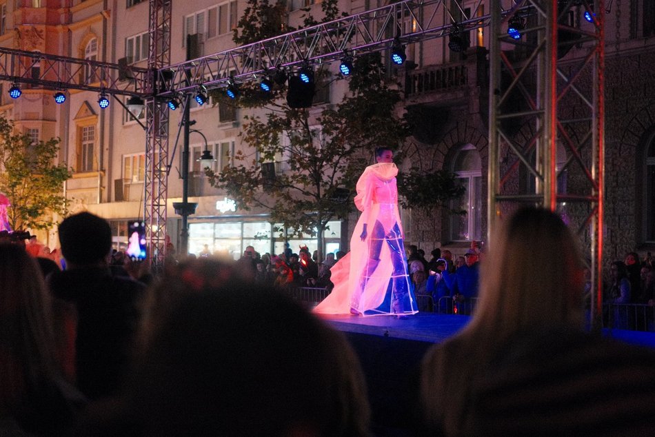 Pokaz mody święcący w ciemności. Fluorescencyjne stroje na Light Move Festival 2025 Łódź