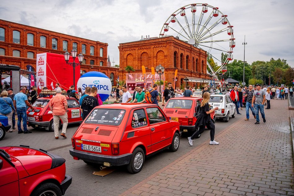 Łódź. Parada maluchów w Manufakturze! Kultowe fiaty 126p ciągle w modzie