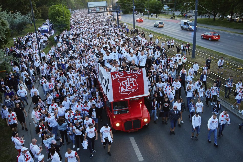 kibice i piłkarze świętują sukces