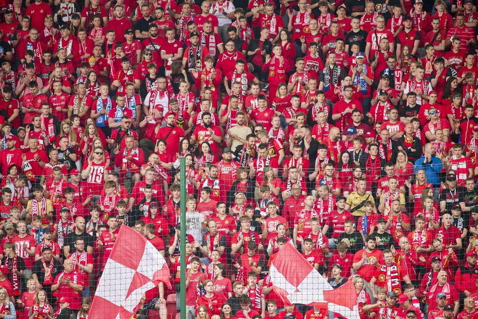 Kibice na meczu Widzewa Łódź z Lechem Poznań