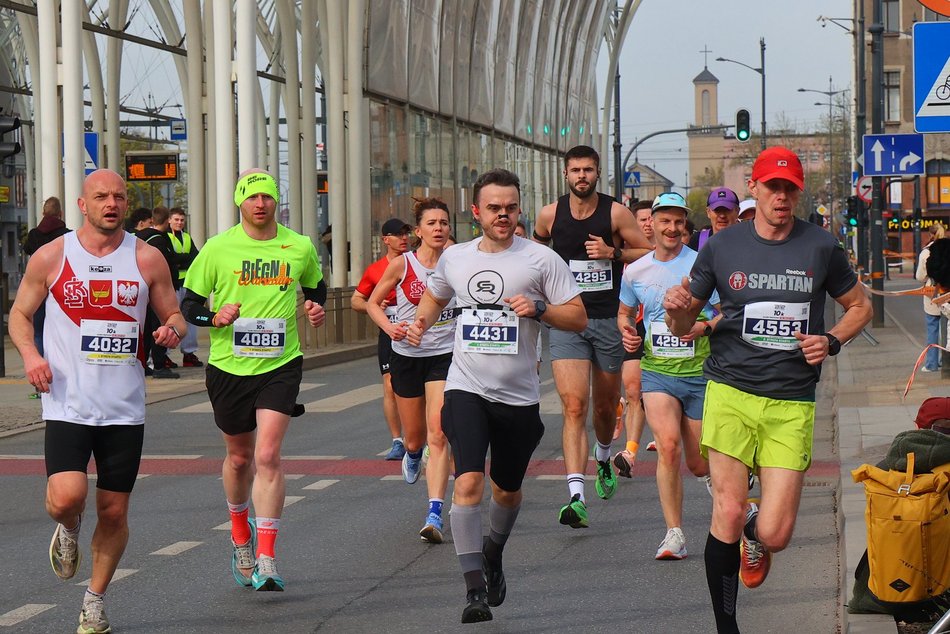 Łódź. DOZ Maraton Łódź 2026. Brałeś udział w biegu na 10 km? Znajdź się na zdjęciach!