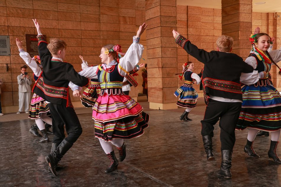 Łódź. Łodzianie uczcili je tańcem przy pomniku pisarza