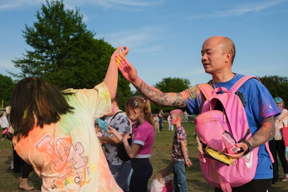 Łódź. Festiwal kolorów na Stawach Jana w Łodzi. Tłumy wzięły udział w bitwie na kolorowy proszek!