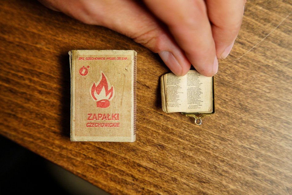 Łódź. Wielkie dzieła w wersji mini. Najmniejsze książki świata w Bibliotece im. Piłsudskiego w Łodzi