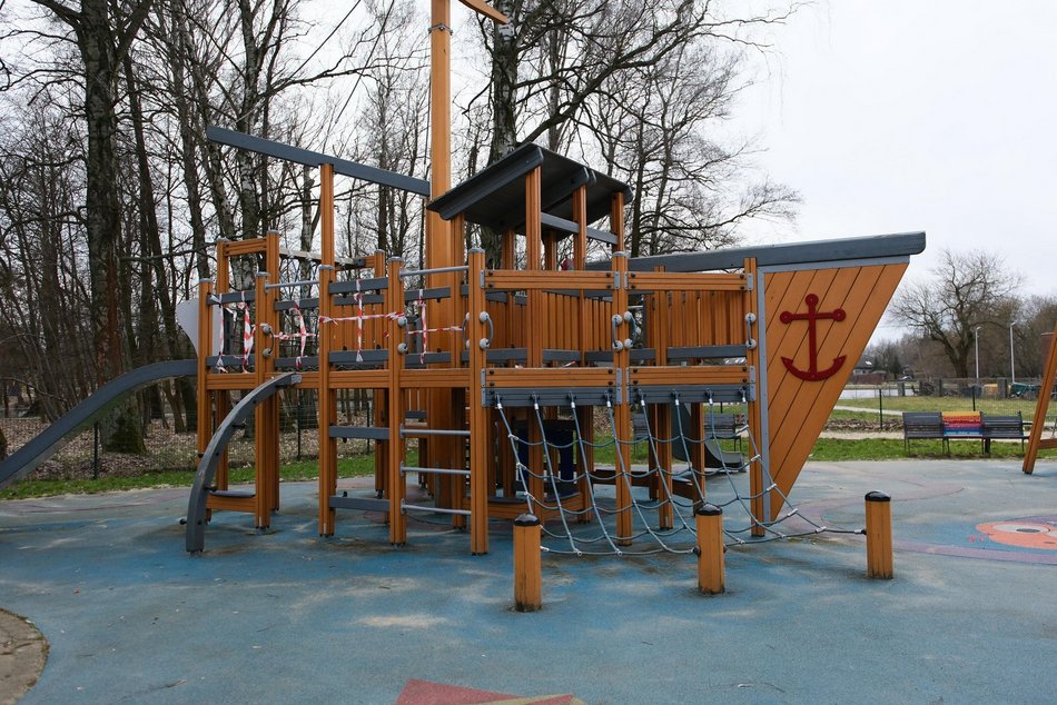 Łódź. Przeglądy placów zabaw w Łodzi. Piracki statek na Młynku w odświeżonym wydaniu