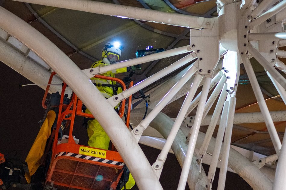 Wielkie sprzątanie Stajni Jednorożców. Przystanek umyty po sam dach!